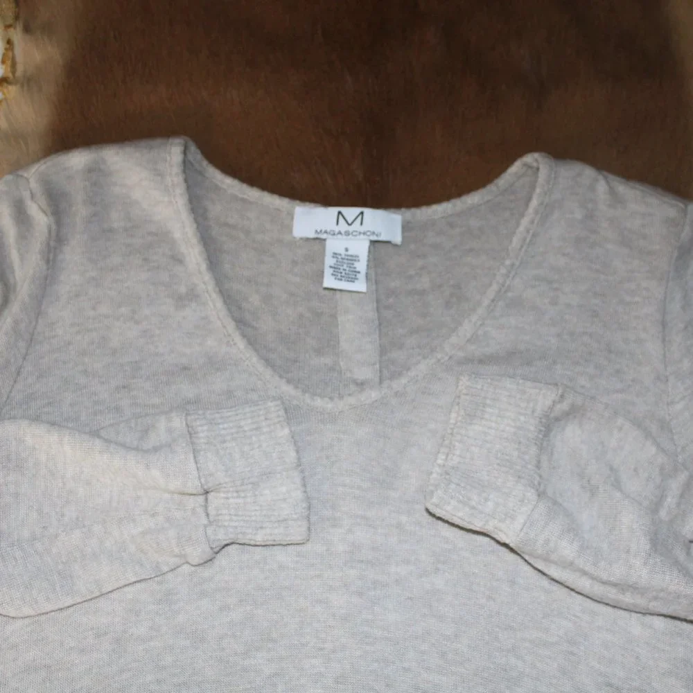 Magaschoni High-Low Back Button Styling Gray Textured Sweater, Size Small